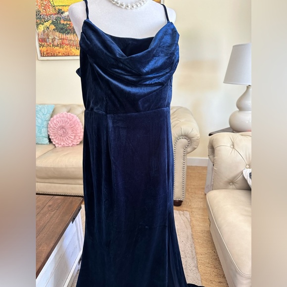 Lulu’s navy blue velvet gown - Picture 6 of 11